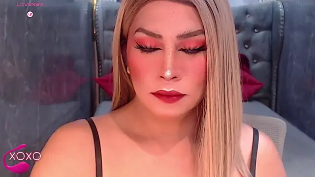 Snapshot of QUEEN_GIAMOORE69 chatting on 09-28-25, 06:59 QUEEN GIAMOORE69 online show from 09-28-25, 06:59