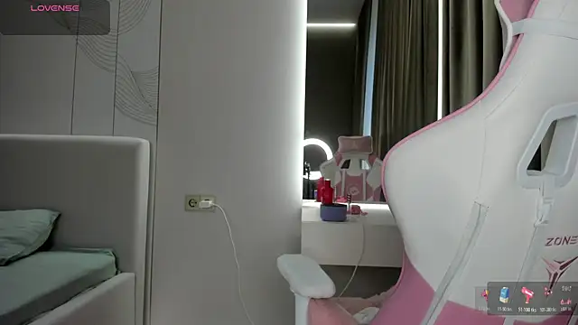 JenniferQueen11 online show from 05-17-26, 01:11