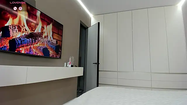 JenniferQueen11 online show from 04-12-26, 09:23