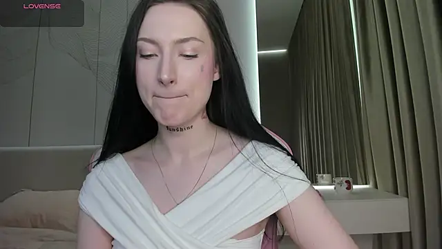 JenniferQueen11 online show from 06-04-26, 07:29