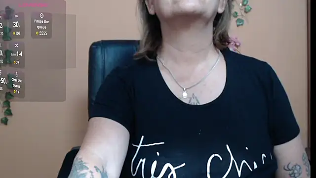 Snapshot of Hellensextits chatting on 09-30-25, 03:34 Hellensextits online show from 09-30-25, 03:34