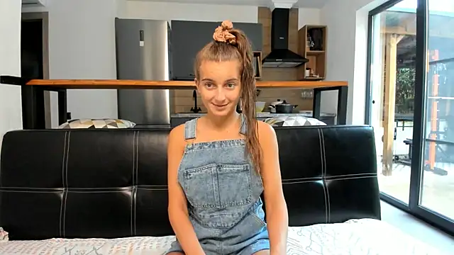 Snapshot of ElizSweet chatting on 10-12-25, 11:33 ElizSweet online show from 10-12-25, 11:33