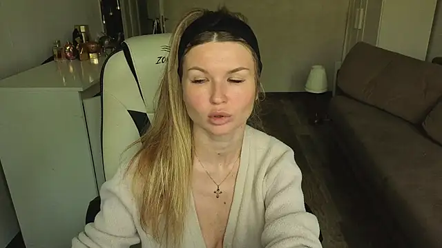 Snapshot of AngelMiaM chatting on 05-09-26, 10:51 AngelMiaM online show from 05-09-26, 10:51