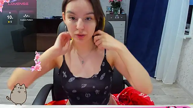 Snapshot of c_arina_x chatting on 02-19-25, 02:01 c arina x online show from 02-19-25, 02:01