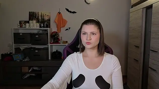 Snapshot of TinniAngel chatting on 10-31-25, 06:15 TinniAngel online show from 10-31-25, 06:15