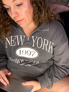 AuroraSummers online show from 10-28-25, 02:56