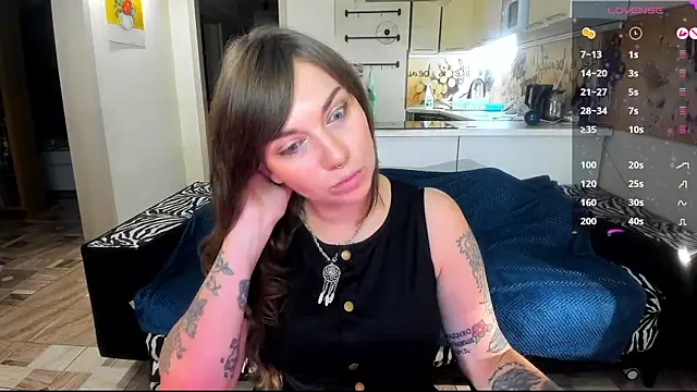 StacyTigerr online show from 11-10-25, 02:44