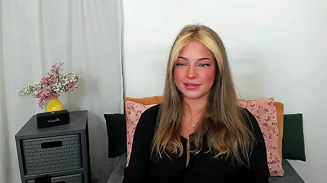Snapshot of LilyBlondee chatting on 07-14-26, 05:45 LilyBlondee online show from 07-14-26, 05:45