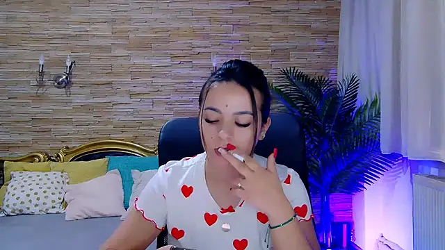 Snapshot of PlayfulElla chatting on 02-21-25, 11:44 PlayfulElla online show from 02-21-25, 11:44