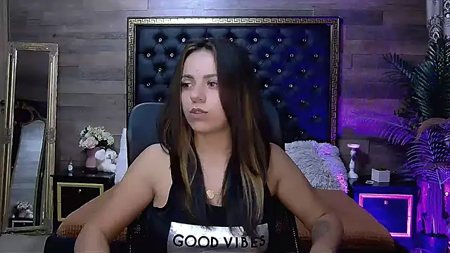 Snapshot of PlayfulElla chatting on 09-21-25, 05:01 PlayfulElla online show from 09-21-25, 05:01