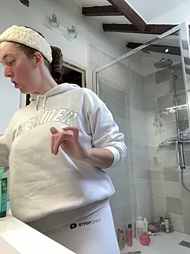 Snapshot of Daisy_Michto_Officiel chatting on 02-07-25, 10:08 Daisy Michto Officiel online show from 02-07-25, 10:08