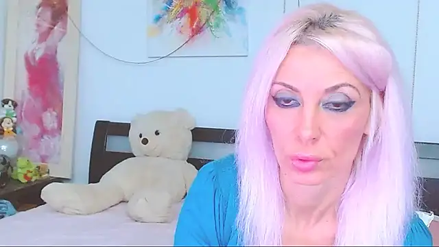 Snapshot of HoneyLara chatting on 10-17-25, 08:54 HoneyLara online show from 10-17-25, 08:54