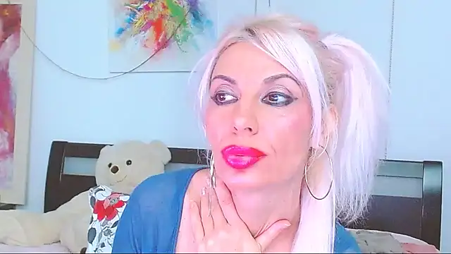Snapshot of HoneyLara chatting on 10-15-25, 07:22 HoneyLara online show from 10-15-25, 07:22
