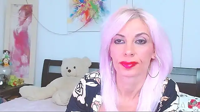 Snapshot of HoneyLara chatting on 10-13-25, 04:19 HoneyLara online show from 10-13-25, 04:19