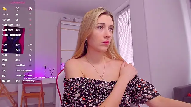 Snapshot of HotCarolineXO chatting on 02-28-25, 08:31 HotCarolineXO online show from 02-28-25, 08:31