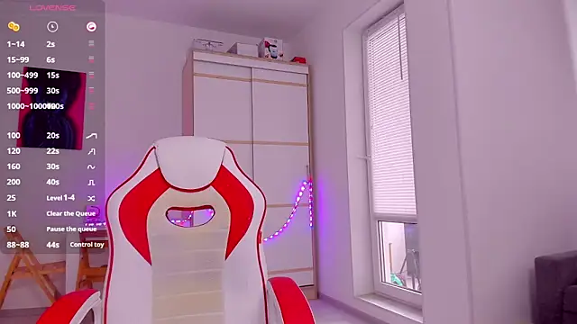 Snapshot of HotCarolineXO chatting on 02-27-25, 12:56 HotCarolineXO online show from 02-27-25, 12:56