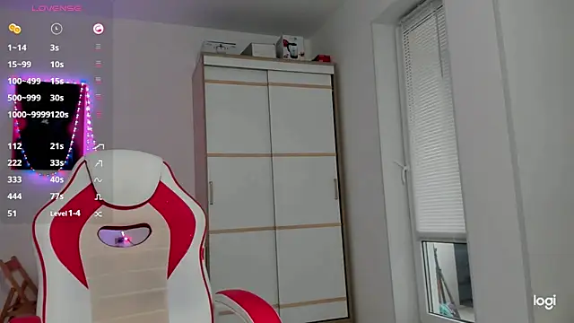 Snapshot of HotCarolineXO chatting on 10-29-25, 12:37 HotCarolineXO online show from 10-29-25, 12:37