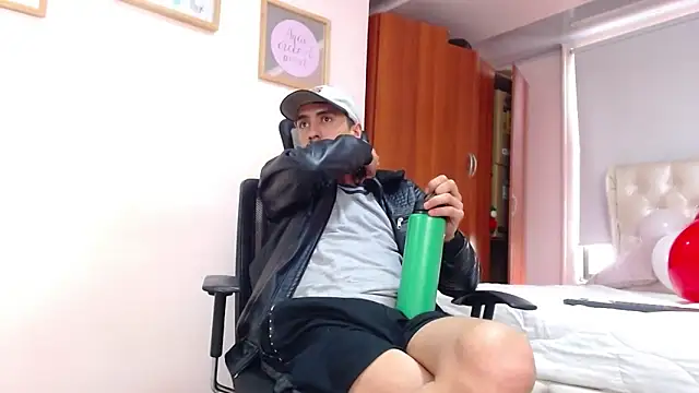 Snapshot of ryan_maxy chatting on 02-15-25, 06:33 ryan maxy online show from 02-15-25, 06:33