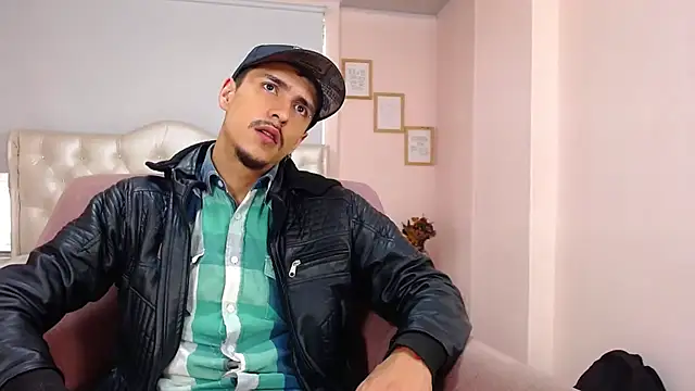 Snapshot of ryan_maxy chatting on 03-14-25, 01:24 ryan maxy online show from 03-14-25, 01:24
