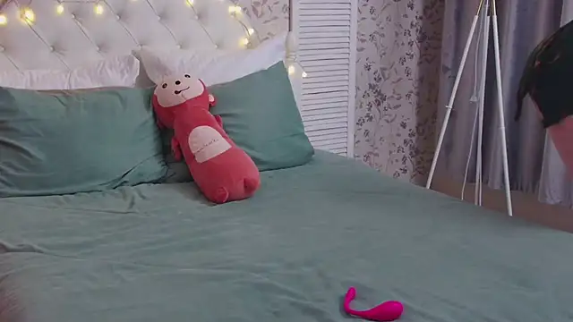 Snapshot of Wendy-Darling chatting on 02-17-26, 01:36 Wendy-Darling online show from 02-17-26, 01:36