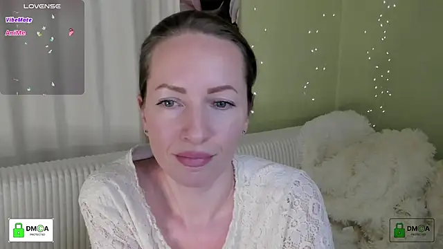 Queenymel online show from 12-18-25, 01:48