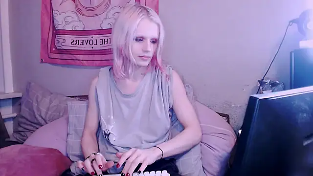 Snapshot of Alien_Bella chatting on 12-18-25, 01:04 Alien Bella online show from 12-18-25, 01:04