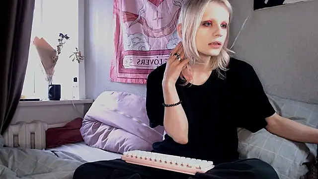 Snapshot of Alien_Bella chatting on 02-27-26, 12:27 Alien Bella online show from 02-27-26, 12:27