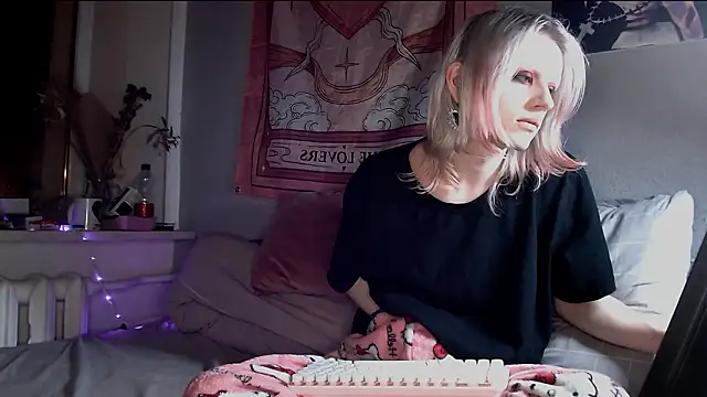 Snapshot of Alien_Bella chatting on 03-14-26, 09:10 Alien Bella online show from 03-14-26, 09:10