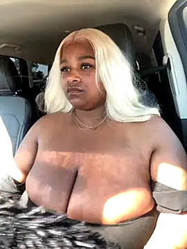 Snapshot of BigFineSelena chatting on 09-27-25, 04:24 BigFineSelena online show from 09-27-25, 04:24