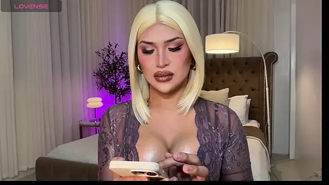 Snapshot of Your_Majesty_Tyra chatting on 05-04-26, 05:00 Your Majesty Tyra online show from 05-04-26, 05:00