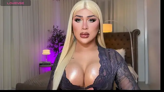 Snapshot of Your_Majesty_Tyra chatting on 11-14-25, 05:11 Your Majesty Tyra online show from 11-14-25, 05:11