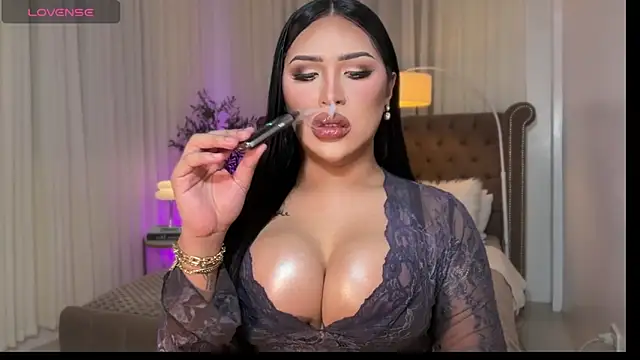 Snapshot of Your_Majesty_Tyra chatting on 11-26-25, 05:07 Your Majesty Tyra online show from 11-26-25, 05:07