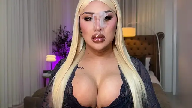 Snapshot of Your_Majesty_Tyra chatting on 10-06-25, 04:46 Your Majesty Tyra online show from 10-06-25, 04:46