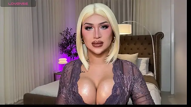 Snapshot of Your_Majesty_Tyra chatting on 05-06-26, 05:11 Your Majesty Tyra online show from 05-06-26, 05:11