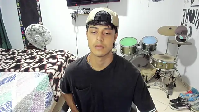Snapshot of Zack_falcon chatting on 10-22-25, 03:39 Zack falcon online show from 10-22-25, 03:39