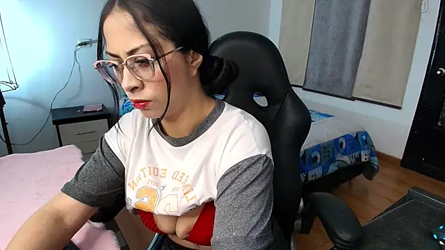 yesie hot online show from 04-18-26, 12:57