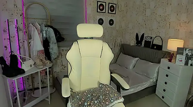 Snapshot of AlexandraMooree chatting on 03-06-25, 12:52 AlexandraMooree online show from 03-06-25, 12:52