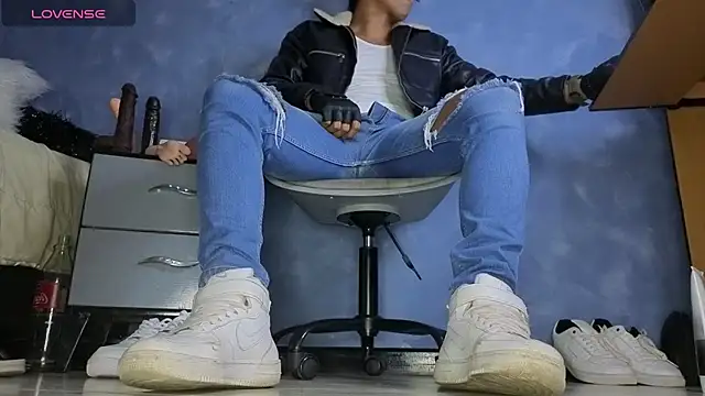 TomLover 12 online show from 02-11-26, 12:21