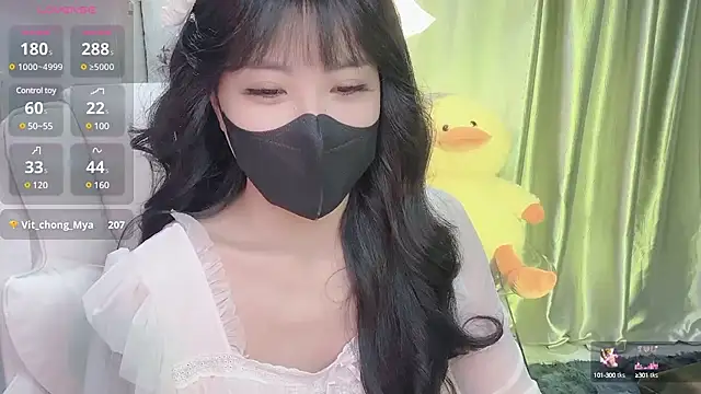 Snapshot of Mya_Lee chatting on 02-18-25, 04:36 Mya Lee online show from 02-18-25, 04:36