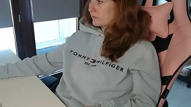 Snapshot of Exotic-Desire chatting on 10-09-25, 07:31 Exotic-Desire online show from 10-09-25, 07:31