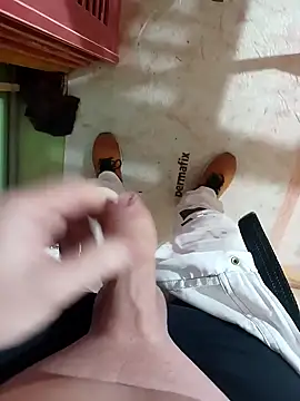 Snapshot of GeilerSchweizer chatting on 01-21-25, 09:03 GeilerSchweizer online show from 01-21-25, 09:03