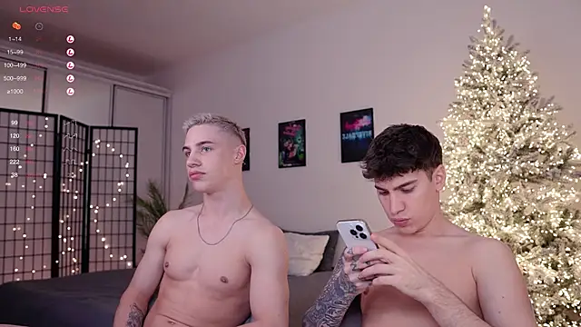 Snapshot of Evan__White_ chatting on 12-27-24, 04:10 Evan  White  online show from 12-27-24, 04:10