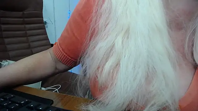 Snapshot of BlondyLeeBest chatting on 03-08-25, 01:50 BlondyLeeBest online show from 03-08-25, 01:50
