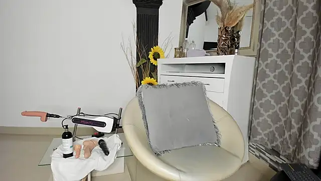 Snapshot of Lissa_Brow chatting on 09-25-25, 02:28 Lissa Brow online show from 09-25-25, 02:28
