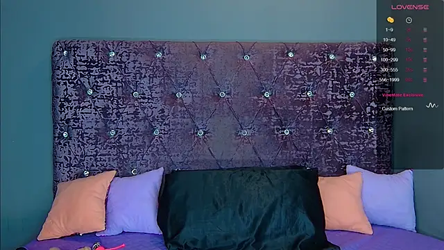 Snapshot of NoraBigAss chatting on 10-17-25, 02:04 NoraBigAss online show from 10-17-25, 02:04