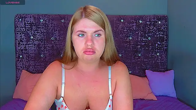 Snapshot of NoraBigAss chatting on 09-24-25, 03:35 NoraBigAss online show from 09-24-25, 03:35