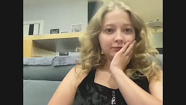 Snapshot of CharmingSarah chatting on 09-25-25, 04:35 CharmingSarah online show from 09-25-25, 04:35