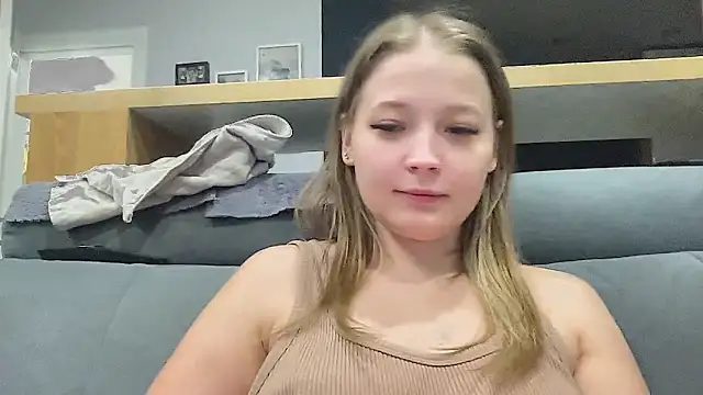 Snapshot of CharmingSarah chatting on 10-25-25, 04:40 CharmingSarah online show from 10-25-25, 04:40