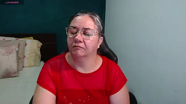 Snapshot of scaelettdubois chatting on 06-17-26, 11:36 scaelettdubois online show from 06-17-26, 11:36