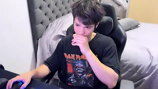 Snapshot of SasukeUhchiaa chatting on 02-22-25, 01:33 SasukeUhchiaa online show from 02-22-25, 01:33